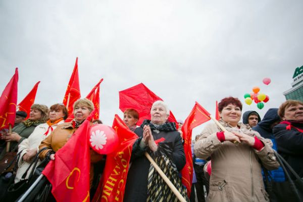 Митингующие вышли с лозунгами:«Нет планам растления, развращения, ограбления и уничтожения России»