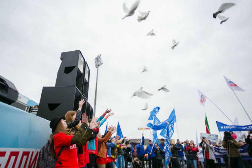 На митинге выступили с концертной программой. В конце акции молодогвардейцы выпустили в воздух белых голубей – символ мира и согласия