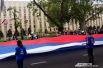 Краснодарцы несут российский флаг размером 20 на 20 метров.