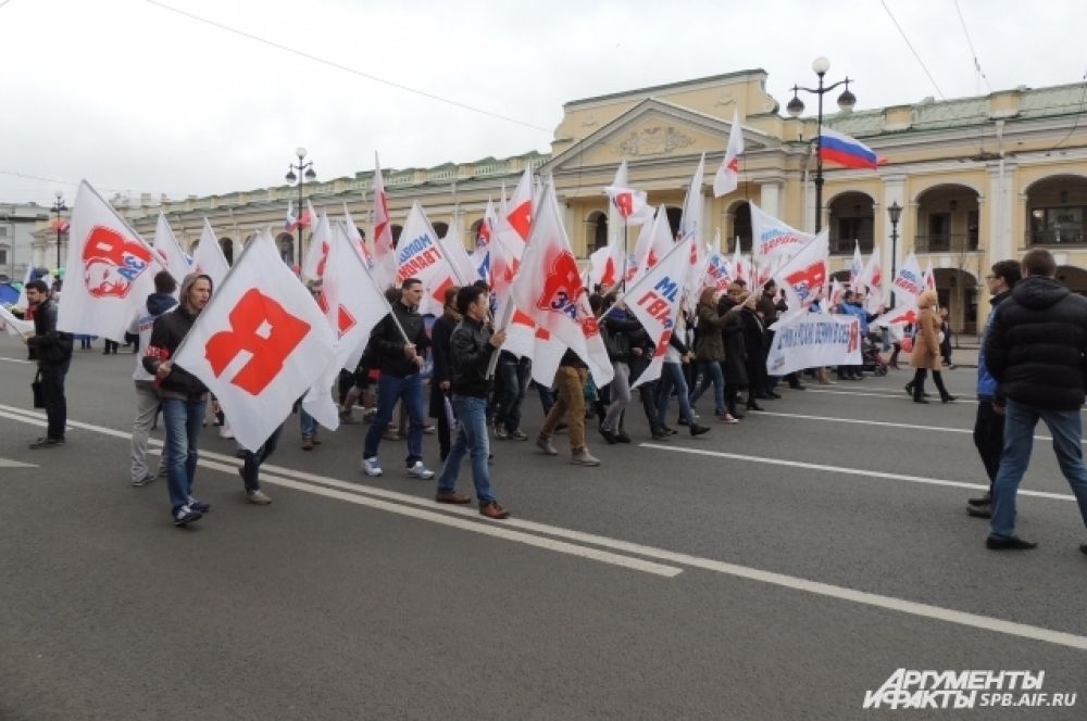 Несколько человек несли плакаты "Я за Путина"