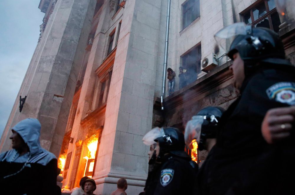 После в Доме профсоюзов, где прятались пророссийские активисты, произошел пожар.
