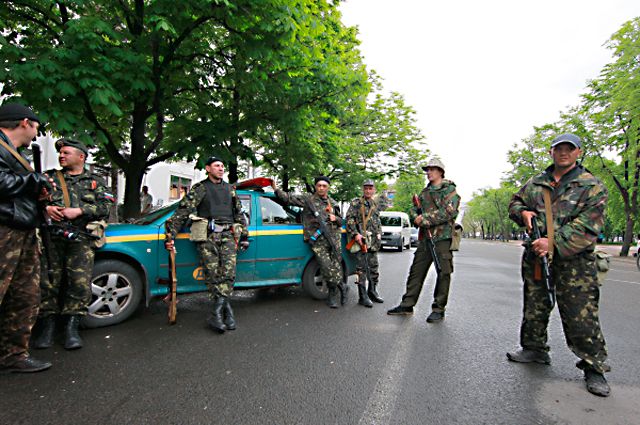 Новости луганска ополчение. Нацгвардия Украины в Славянске. Ополченцы в Луганске главнокомандующий. Ополчение Луганск приехать. Нацгвардия на Украине видео снятое ополченцами.