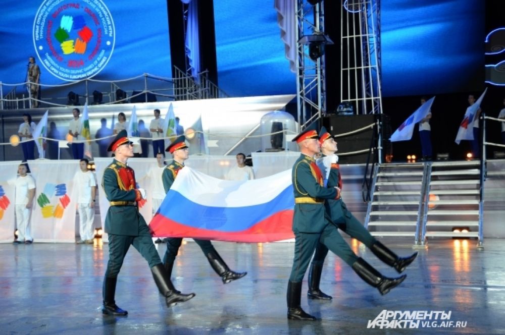 Церемониальная часть началась с выноса военнослужащими Флага Российской Федерации.