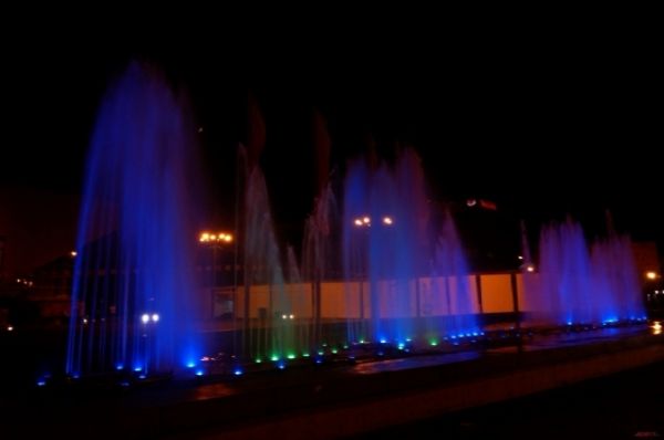 Из-за фонтанов ночной Иркутск стал цветным.