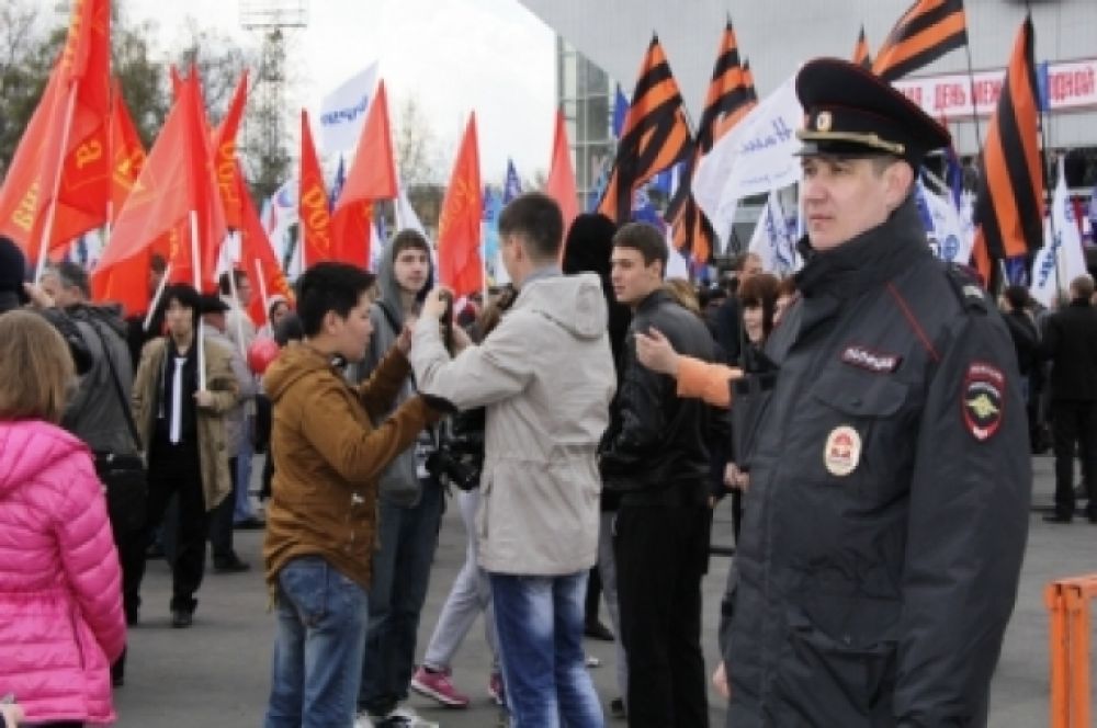 Полиция обеспечивала порядок и безопасность на майские праздники.