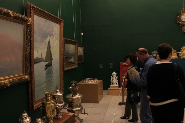 На выставке представлены старопечатные книги, иконы, картины, вазы и скульптуры
