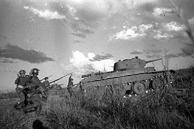 Танковая атака РККА. Халхин-Гол, август 1939 года.