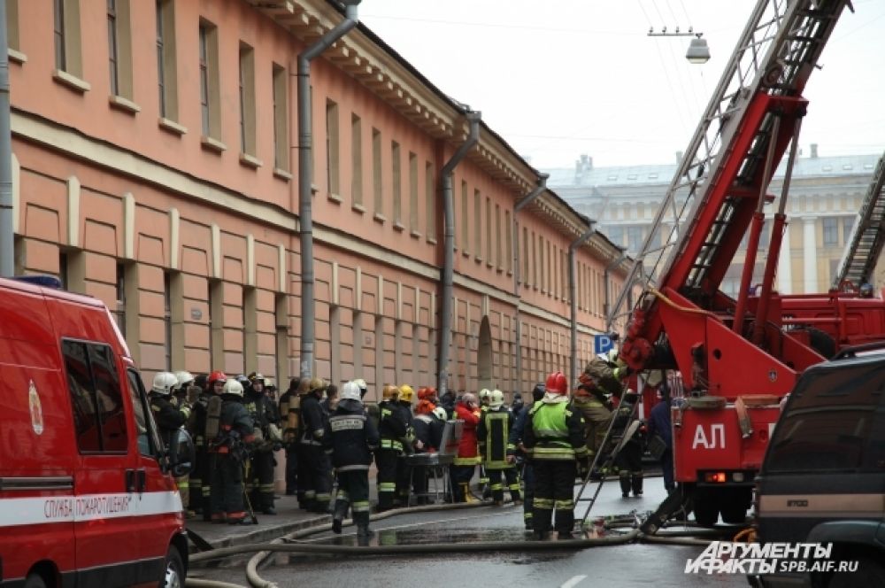 Пожарным пришлось забираться на чердак.