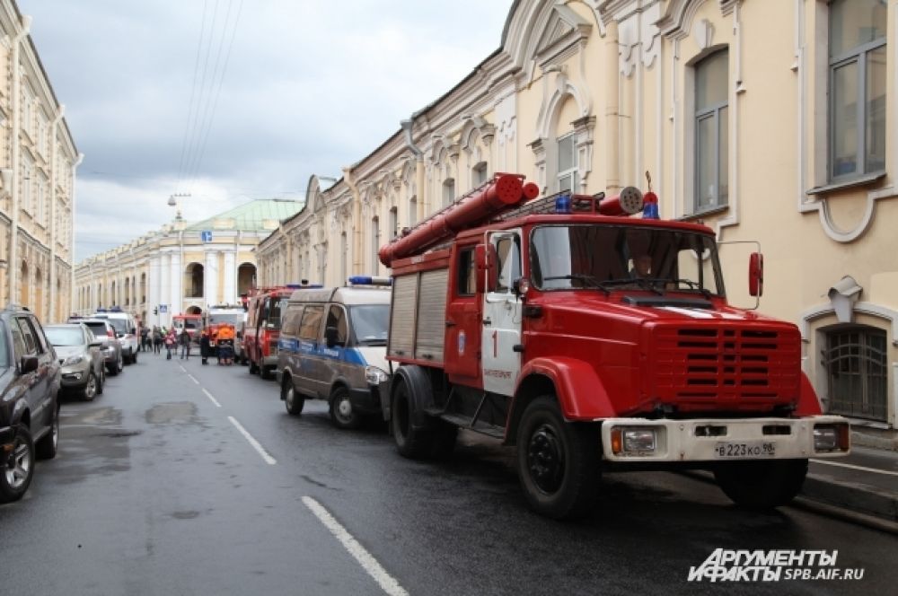 Пожарным удалось пресечь распространение огня на соседние здания.