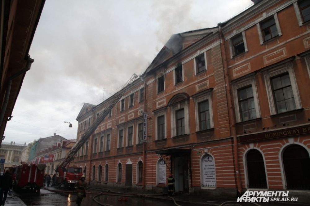 Горело трехэтажное административное здание.