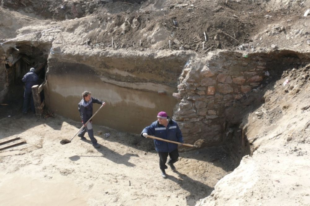 На одном из раскопов наткнулись на каменные стены - вероятно, остатки пороховых складов. 