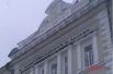 Голуби спрятались от снега на здании областного суда.