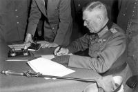 Генерал-фельдмаршал Вильгельм Кейтель подписывает акт о безоговорочной капитуляции германского вермахта в штабе 5-й ударной армии в Карлсхорсте, Берлин. 8 мая 1945 года.