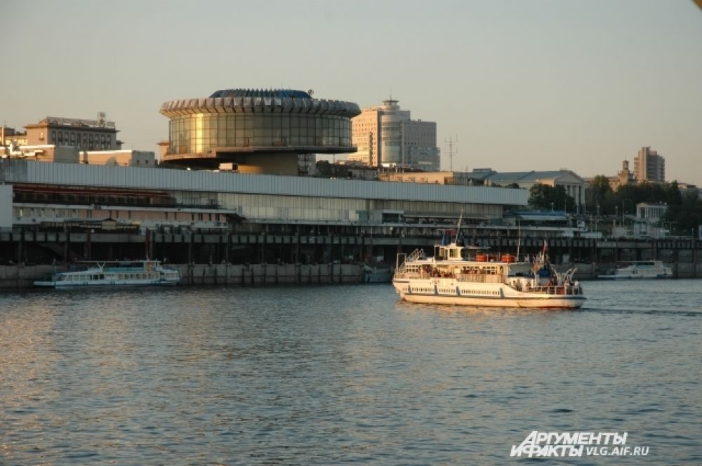 Волгоградский речной вокзал — крупнейшее сооружение подобного типа в Европе. 