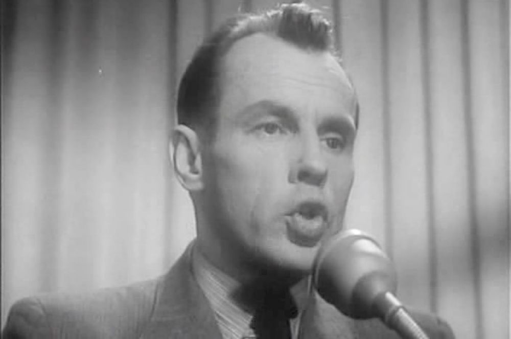 Вадим Синявский работал на радио почти полвека – 48 лет. Именно он в 1935 году вёл первый зарубежный репортаж о футбольном матче – встречались сборные СССР и Турции. В период Великой Отечественной войны он работал военным корреспондентом и вёл радиорепортажи с фронта, например, из бункера в Сталинграде, где капитулировал Паулюс. При обороне Севастополя Синявский был серьёзно ранен и потерял глаз, но уже в 1944 году вернулся к спортивным репортажам, а 2 мая 1949 года провёл первый в истории отечественного футбола телерепортаж.