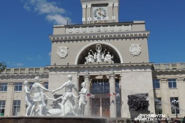 В день открытия обновленного вокзала заработал и фонтан «Хоровод» на Привокзальной площади.
