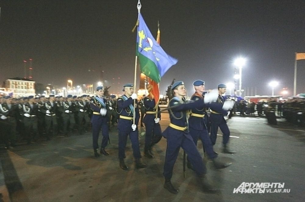Торжественным маршем военные прошли вдоль трибун.