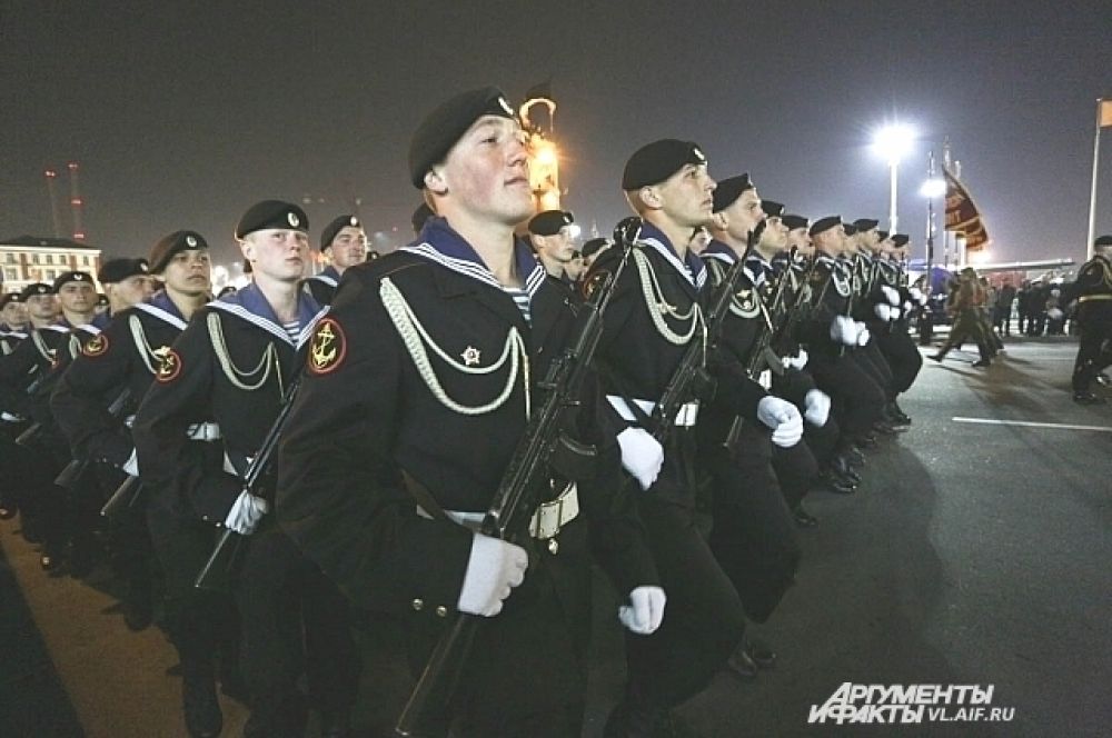 Колонна морских пехотинцев.