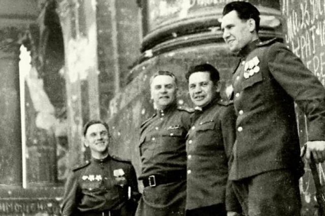 Леонид Иванов (крайний справа) с боевыми товарищами у стен Рейхстага в мае 1945 г.