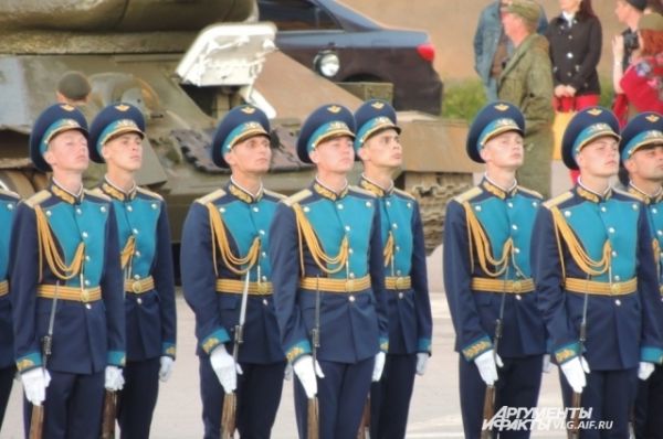 Современная парадная форма роты почетного караула Военно-воздушных сил России. 