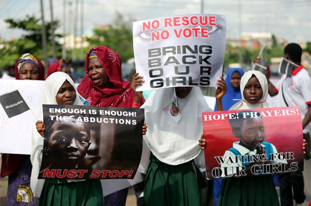 Акция протеста с требованием освободить более 200 школьниц, похищенных во время рейда исламистской группировки «Боко Харам» в селе Чибок на северо-востоке Нигерии.