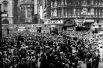Окончание войны стало всеобщим праздником – люди в едином порыве вышли на улицы, и с тех пор 8 мая считается в Европе Днём Победы. На фото: улица Пикадилли в Лондоне 8 мая 1945 года.