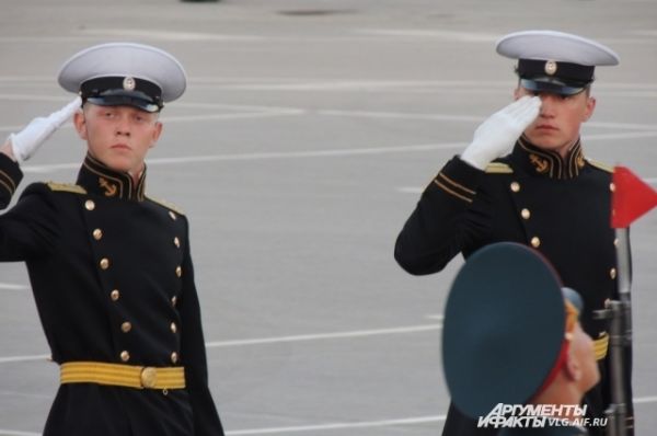 Офицеры в исторической форме одежды военно-морского флота времен Великой отечественной войны.