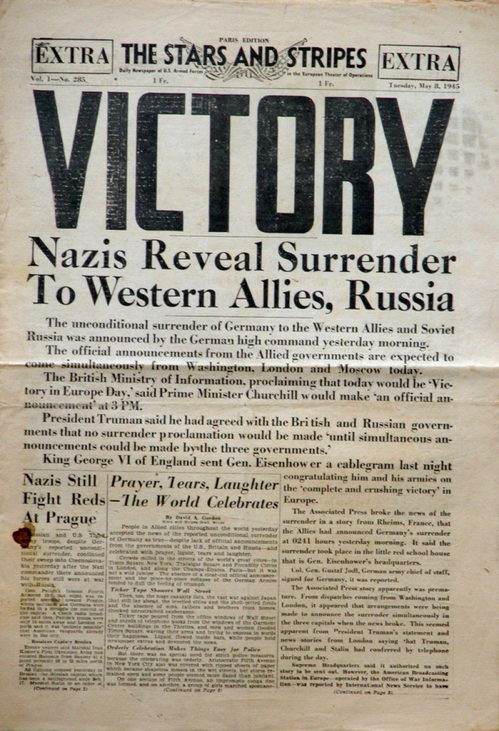 Передовица парижского издания газеты The Stars and Stripes от 8 мая 1945 года, объявившая об окончании войны.