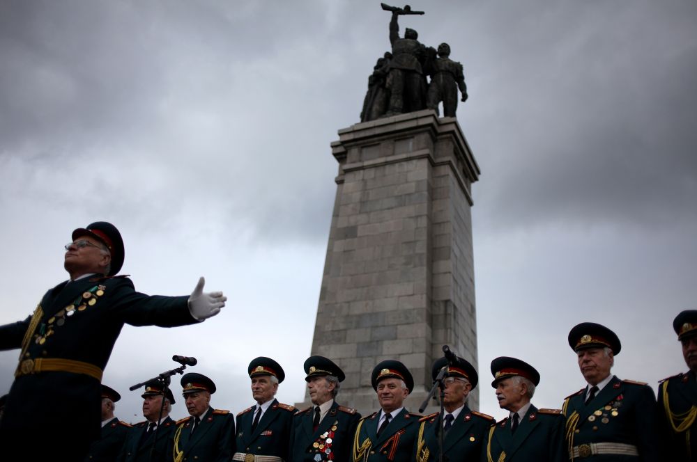 В странах Восточной Европы проходит множество церемоний с участием ветеранов войны. Например, в Болгарии в День Победы очень популярны выступления ветеранских хоров. На фото: выступление хора ветеранов в Софии.