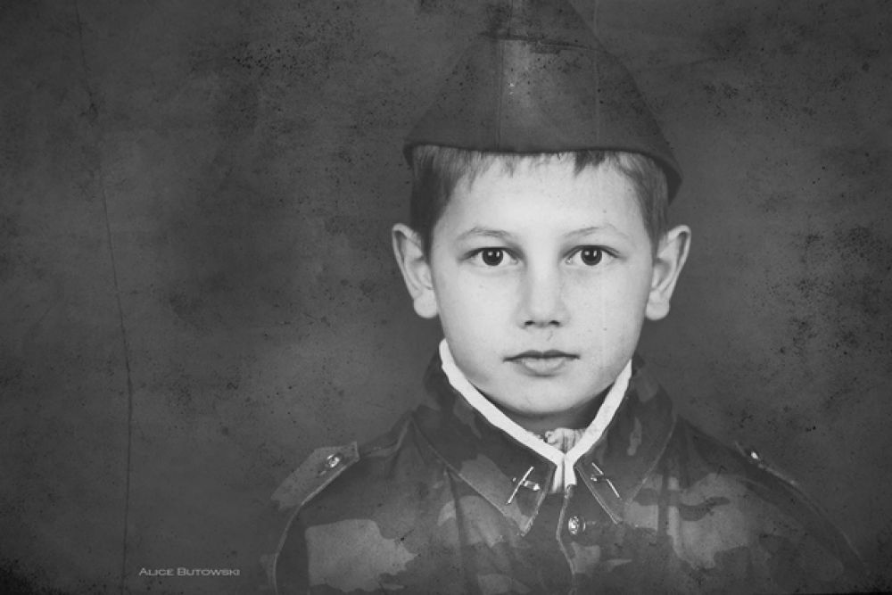 В самом начале войны великий город Ленинград был окружён врагами. Страшное слово «блокада» узнали даже дети. В 1941году в Ленинграде проживало около четырёхсот тысяч детей разного возраста. Взрослые защищали своих детей.