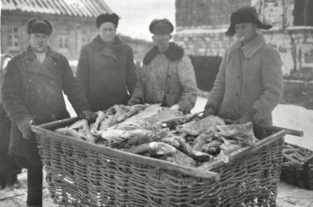 Рыбаки с уловом у правления колхоза имени Ленина.