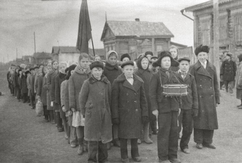 Школьники перед демонстрацией 7 ноября.