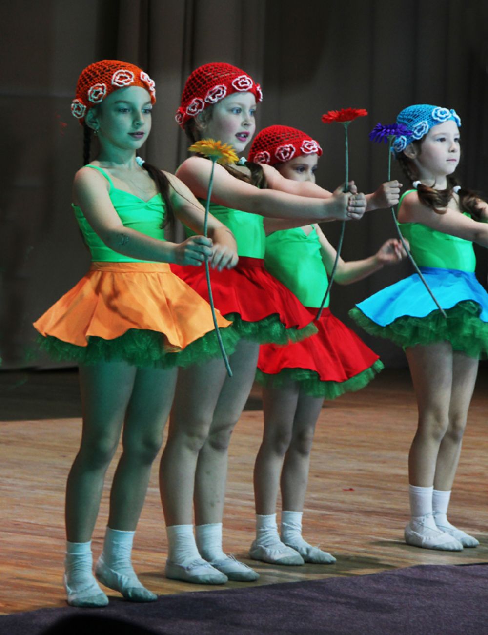 Концерт открыл ансамбль танца «Симбирцит» Дворца творчества детей и молодёжи.  