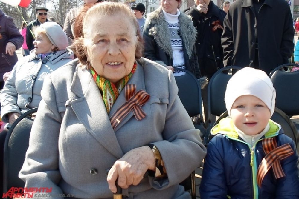Бабушка с внучкой.