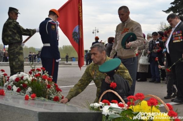 Кузбассовцы, прошедшие горячие точки, преклонили колени и возложили цветы к монументу памяти воинов-интернационалистов.