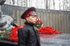 Сначала цветы и венки возложили к мемориалу губернатор Югры Наталья Комарова, глава города Василий Филипенко и ветераны Великой Отечественной войны.