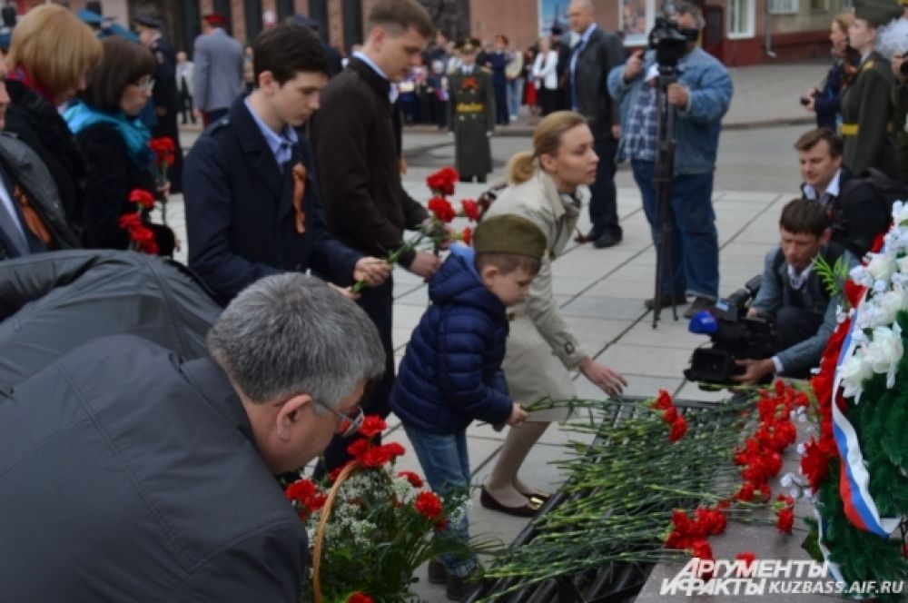 Пришедшие возложили красные гвоздики к мемориалу воинам, погибшим в годы Великой Отечественной войны. 