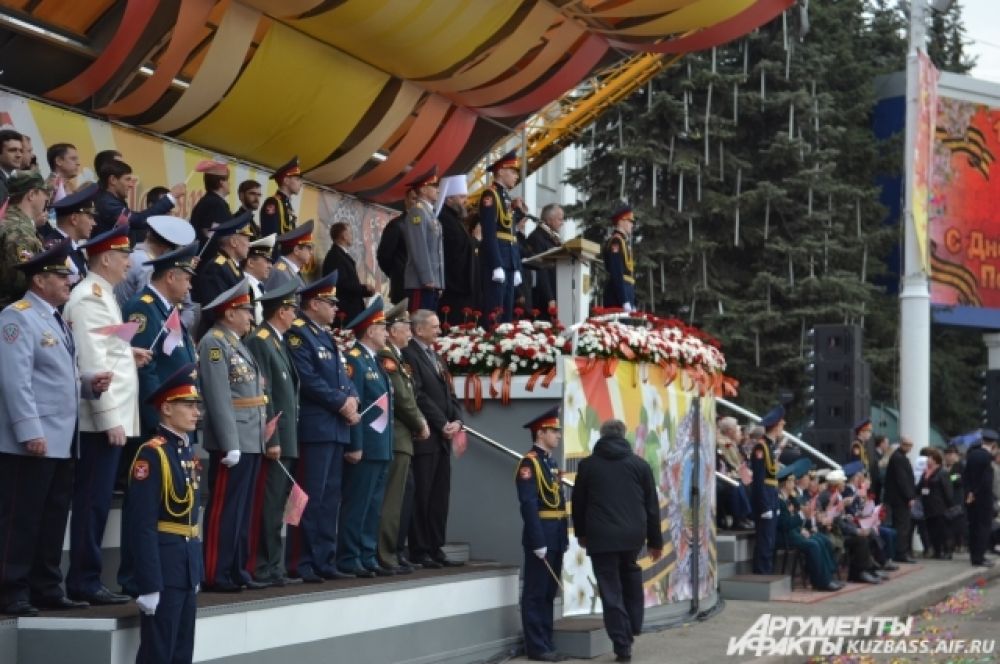 Парад Победы принимал губернатор Кузбасса Аман Тулеев, представители местной власти, сотрудники силовых структур и, конечно, ветераны.