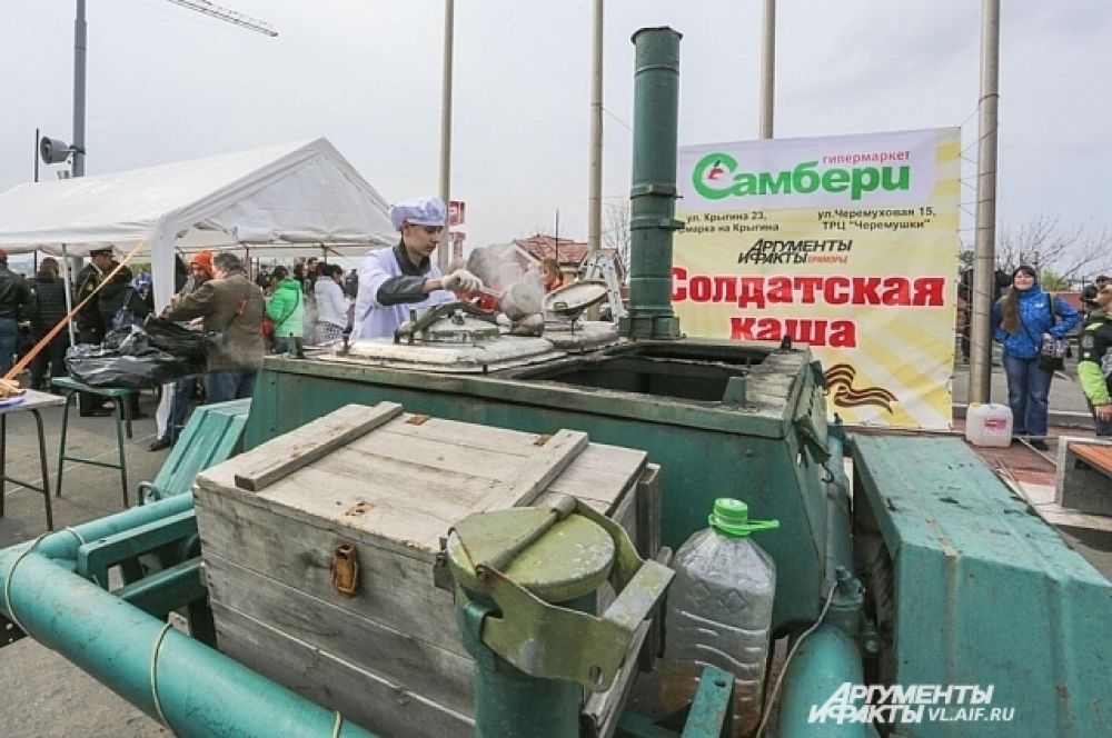 Найти полевую кухню было легко, баннер спонсора акции - гипермаркета Самбери - был виден издалека.