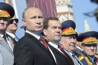 Владимир Путин и Дмитрий Медведев на параде Победы в Москве.