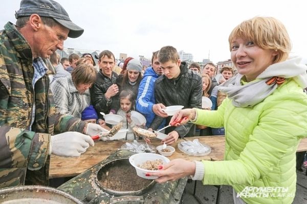 Главный редактор «АиФ-Приморье» лично накормила сотни горожан.