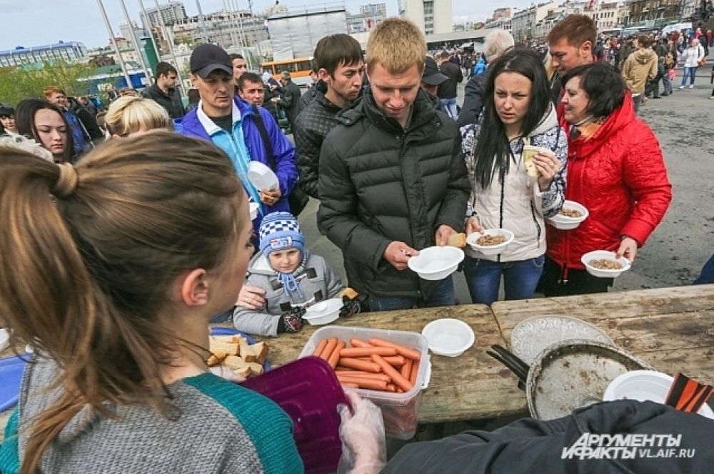 Кроме каши, гостей потчевали сосисками от «Ратимира». Уходили на «ура».