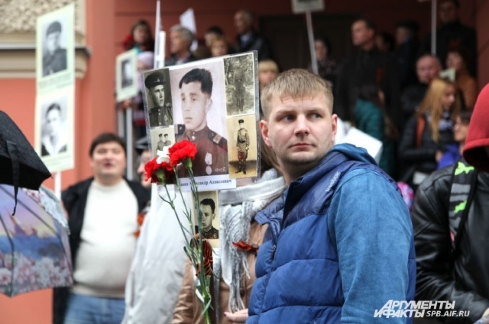 Среди участников шествия было много молодых людей.