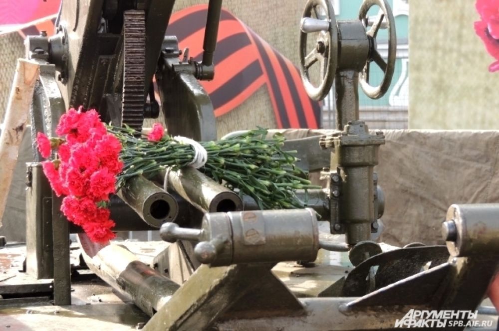 Жители города возлагали цветы к военной технике.