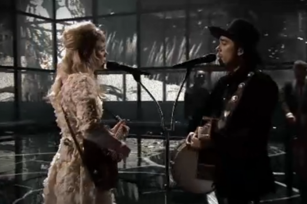 А вот выступавшие в конце программы голландцы The Common Linnets, успешно прошедшие полуфинал, заняли в итоге второе место.