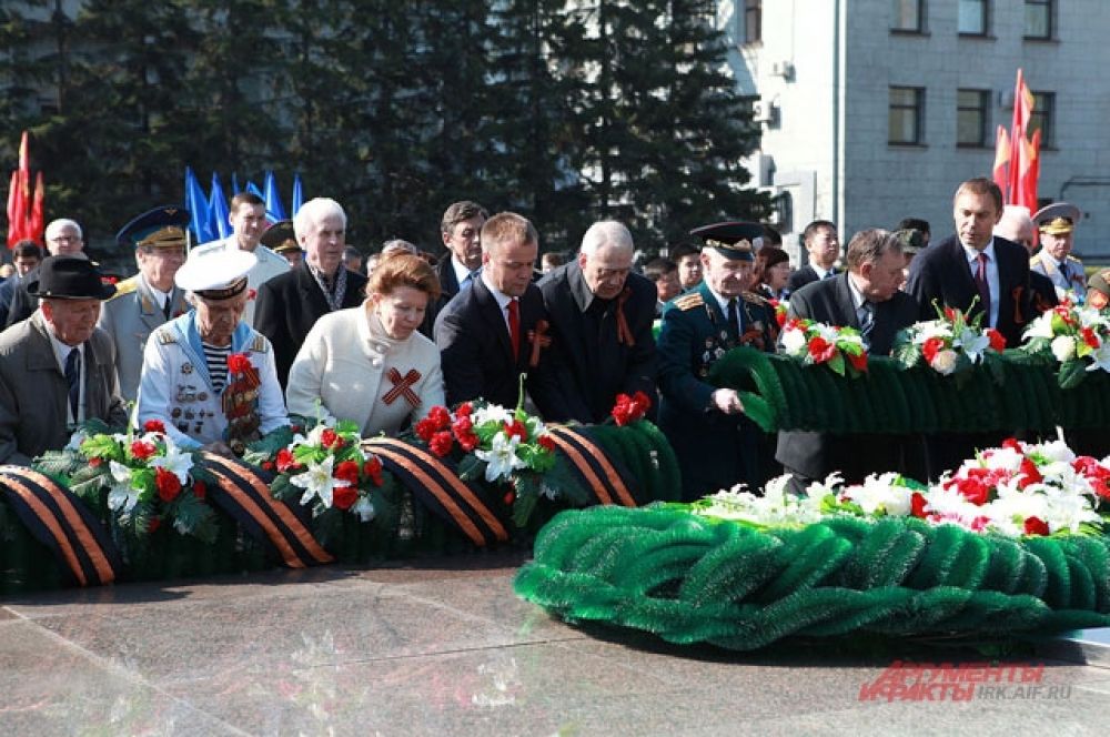 9 Мая к мемориалу «Вечный огонь» возложили цветы.