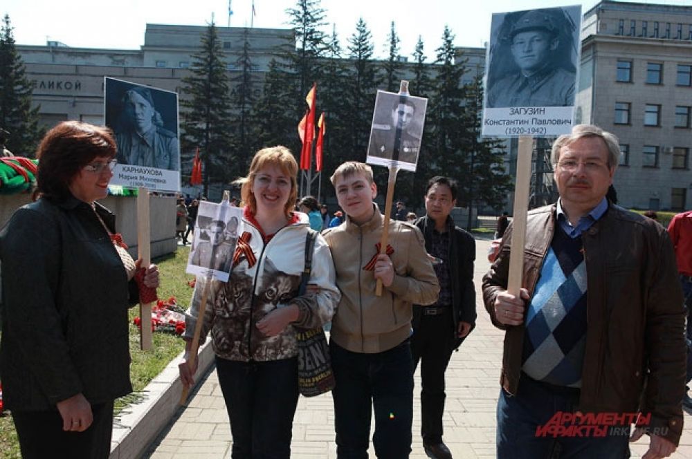 Многие пришли с фотграфиями родственников - участников ВОВ.