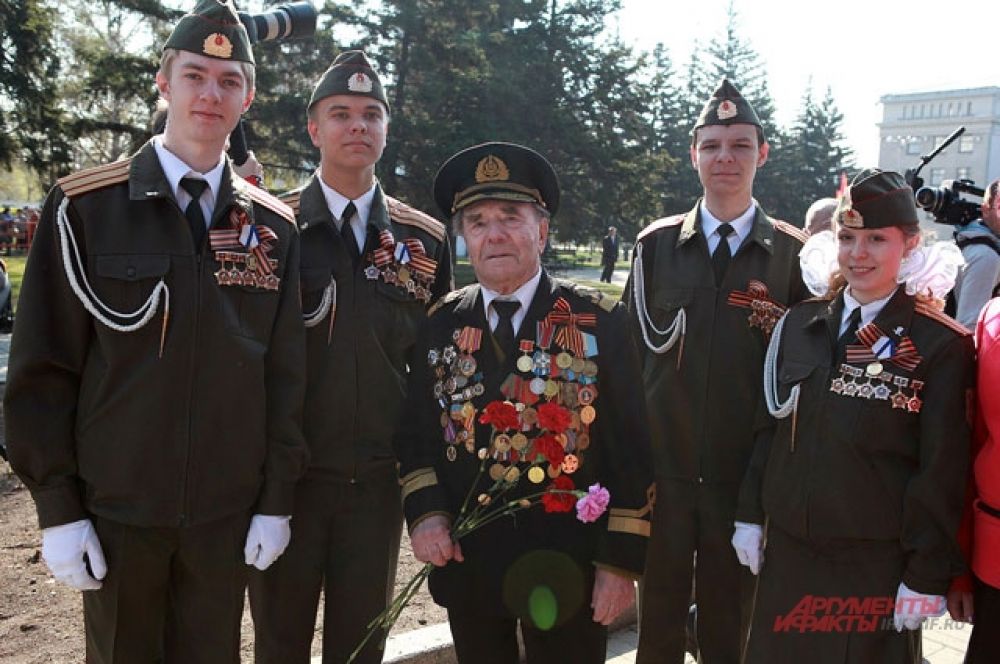 Молодежь фотографировалась с ветеранами на память.