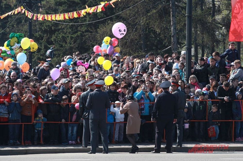 В сквере Кирова, где проводился парад, собрались иркутяне и гости города.
