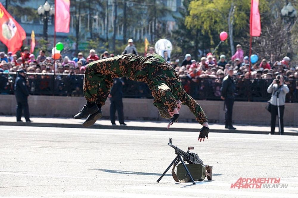 Показательные выступления на параде.